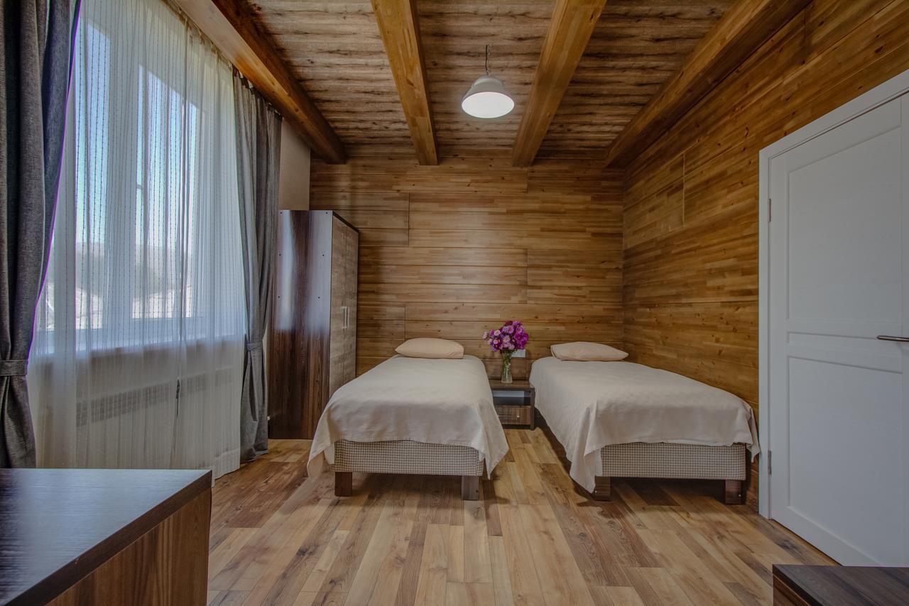 Hillside Karakol B&B エクステリア 写真