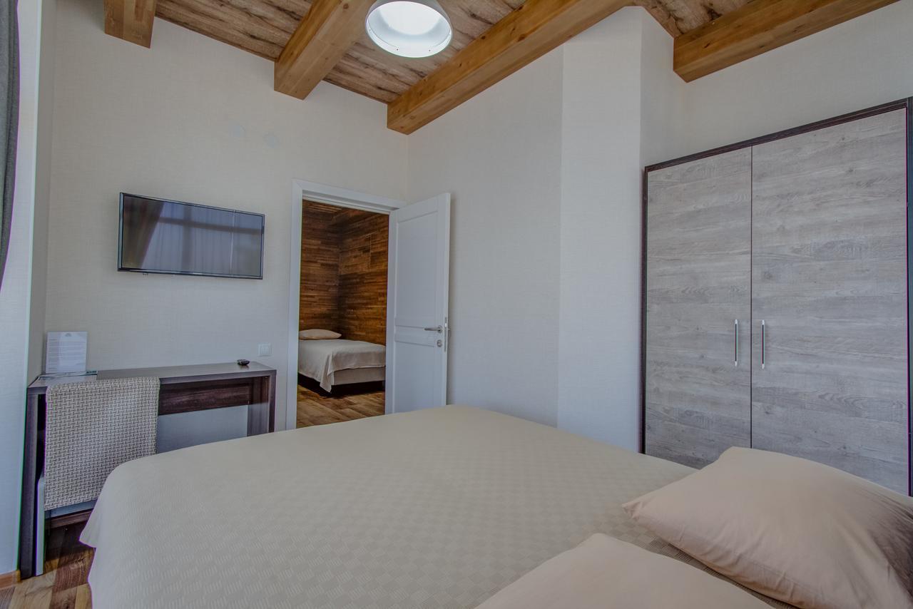 Hillside Karakol B&B エクステリア 写真