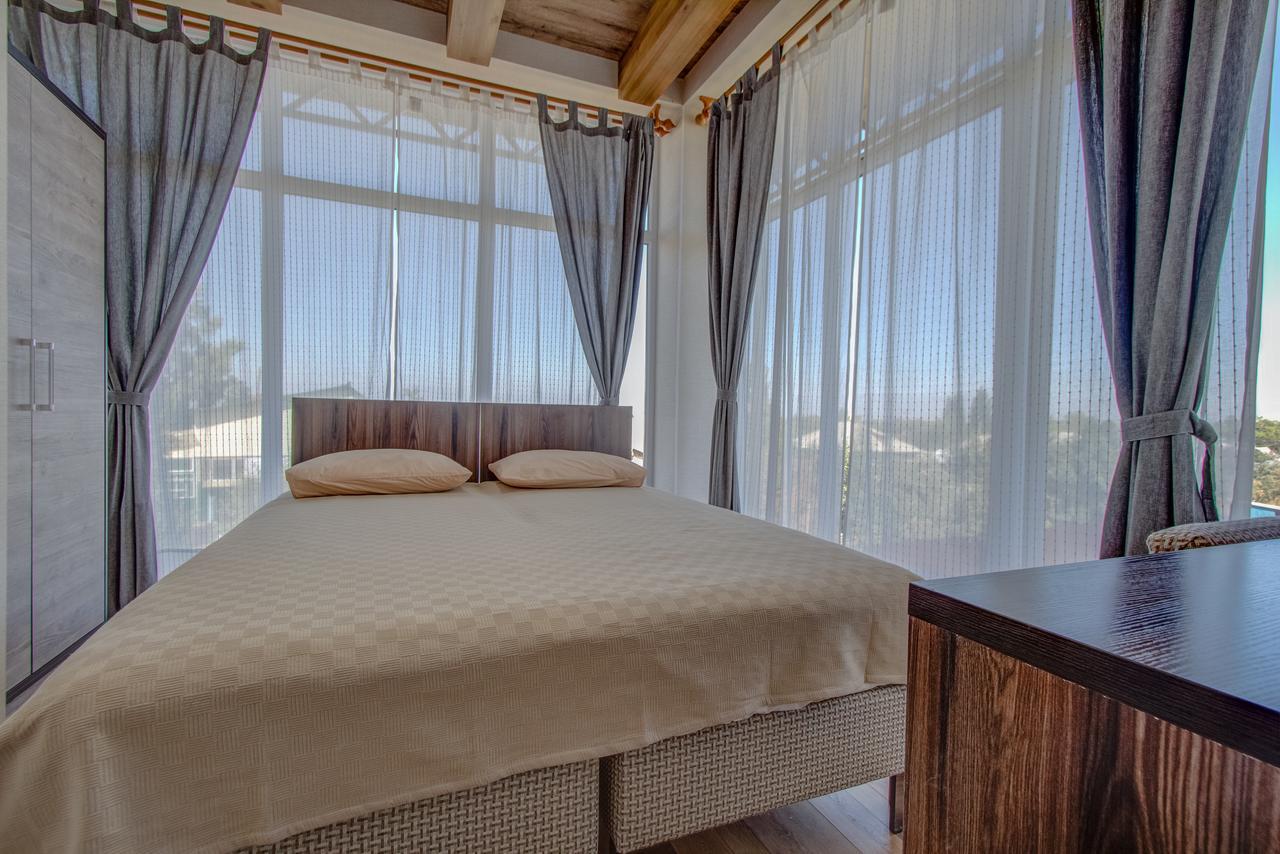 Hillside Karakol B&B エクステリア 写真