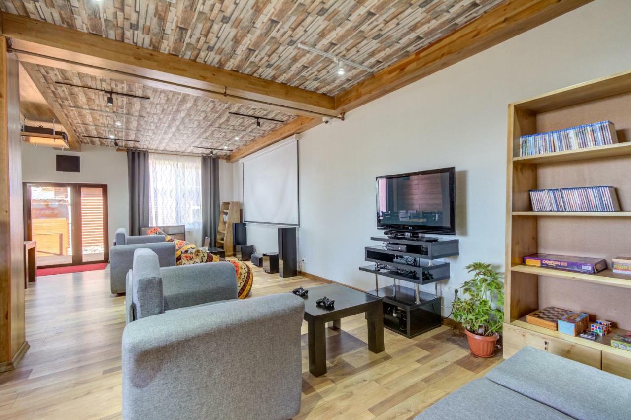 Hillside Karakol B&B エクステリア 写真